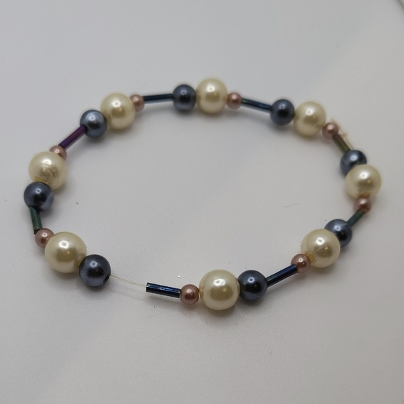 Cream and Black Pearl Bracelet with Elegant Two-Tone Design - Picture 6 of 6